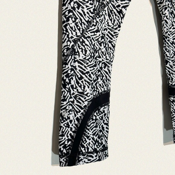 Lululemon Run: Inspire Crop II *All Full-On Luxtreme - Picture 10 of 10